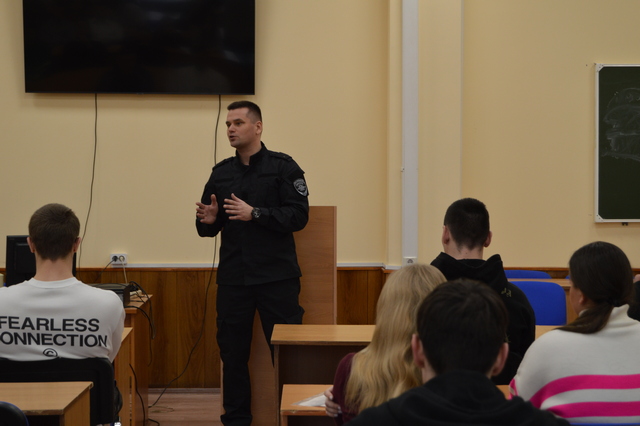Сотрудники УМВД России по Тульской области встретились со студентами в рамках содействия трудоустройству