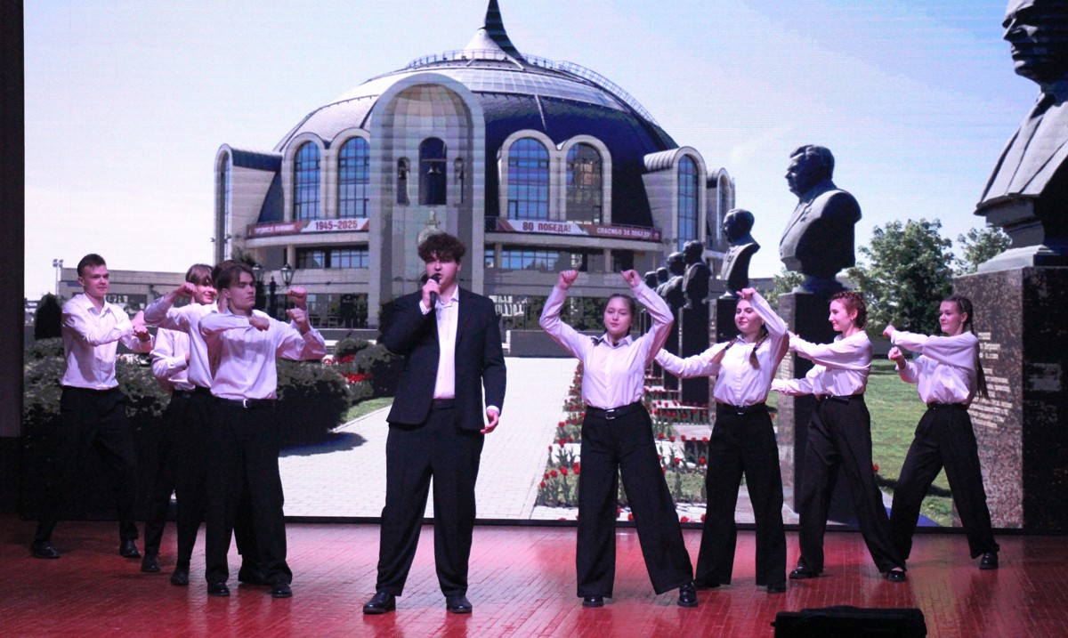 Поклонимся великим тем годам!