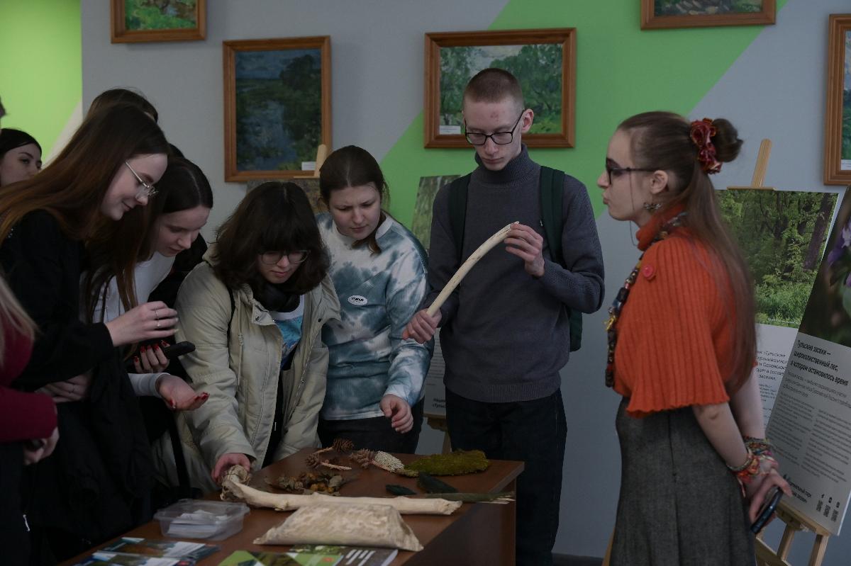 Выставка «Путь от защитника к подзащитному» открылась на факультете естественных наук