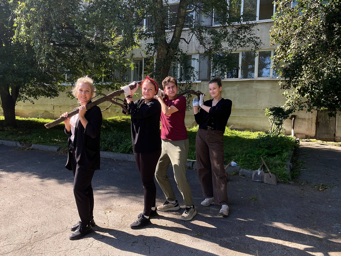 Добровольцы вышли на субботник 