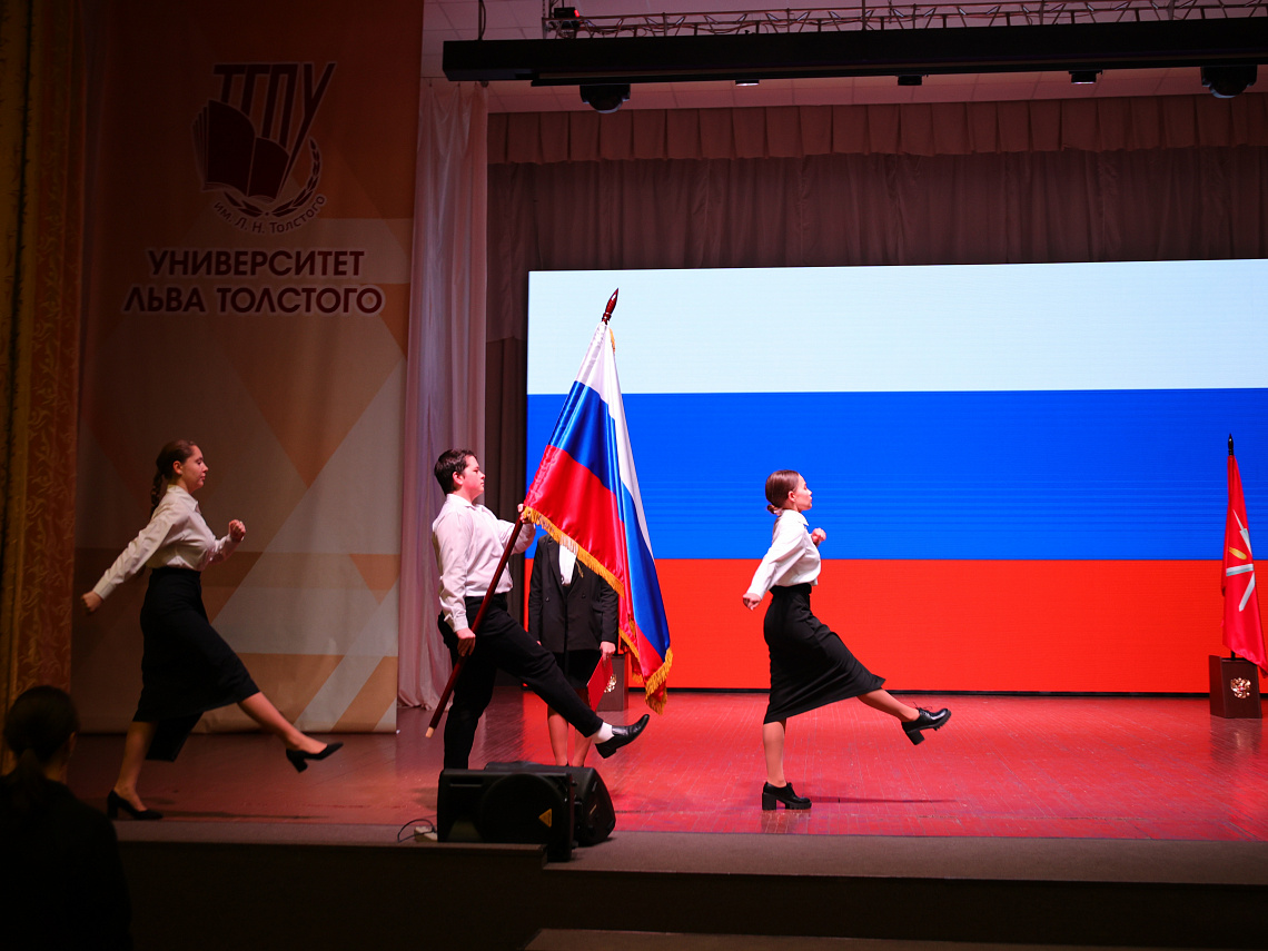 Флаг и гимн в День Героев Отечества